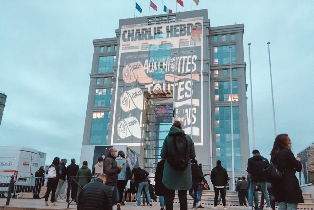 Карикатуры на пророка на здании во Франции.jpg